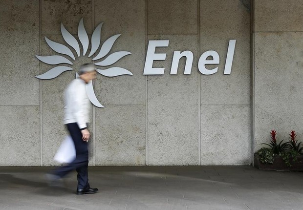 Homem passa diante do logo da companhia de energia italiana Enel (Foto: Tony Gentile/Reuters)