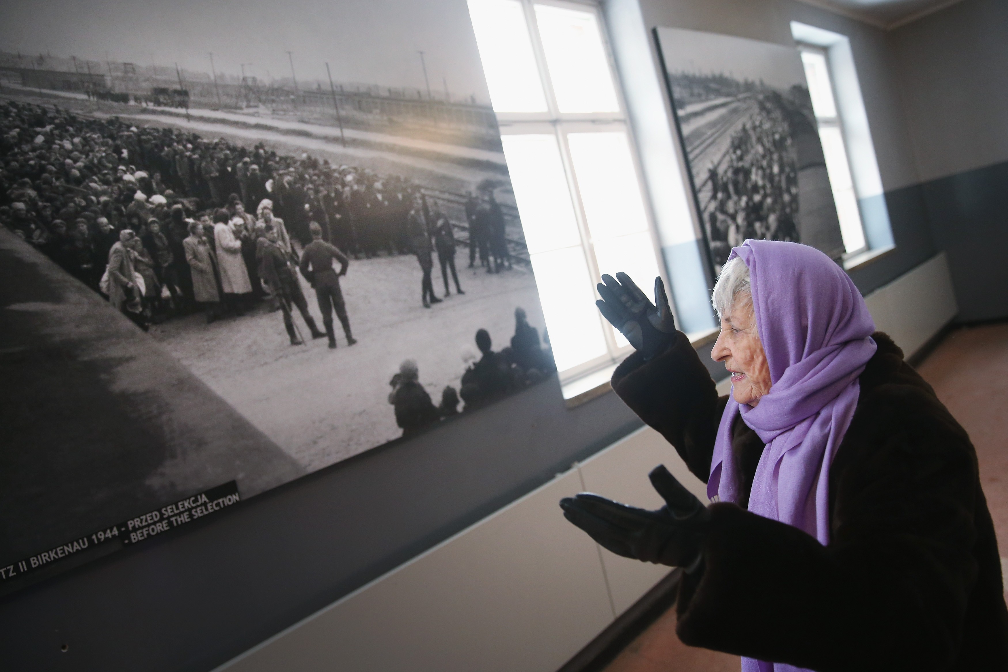  Rose Schindler, 85, reage a uma foto que mostra guardas alemães na exposição que relembra os 70 anos da libertação de Auschwitz. Ela chegou ao campo de concentração com 14 anos, em 1944. De acordo com ela, a única razão por não ter sido exterminada foi que ela mentiu sua idade - disse ter 18 anos (Foto: getty)