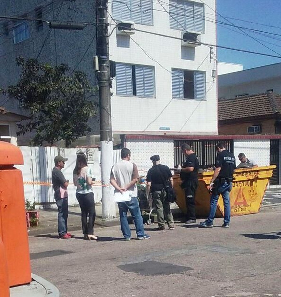 Investigadores e peritos tentam identificar vítima e a autoria do crime em Santos, SP (Foto: G1 Santos)