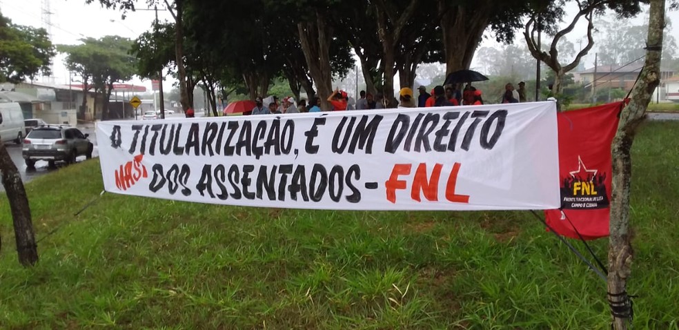 Integrantes da FNL e do Mast fazem manifestação em frente a unidades no Itesp no Oeste Paulista — Foto: FNL