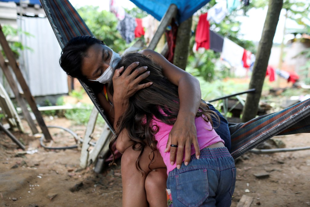 Vanda abraça sua sobrinha Maria Eduarda Ribeiro Ortega — Foto: Bruno Kelly/Reuters