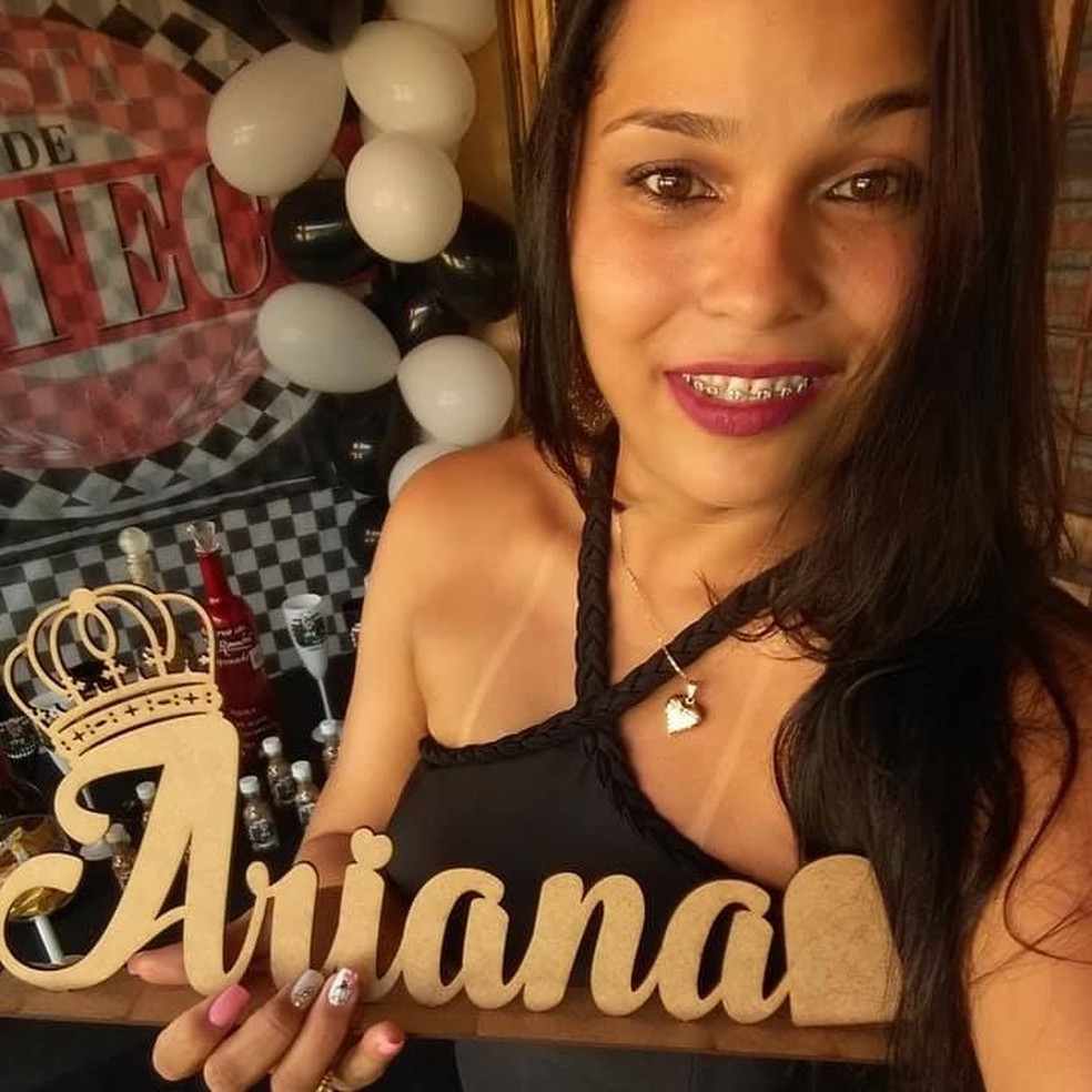 Ariana Francelino de Frana, 33 anos, foi encontrada morta na sala da casa dela coberta por um lenol em Cuiab  Foto: Facebook