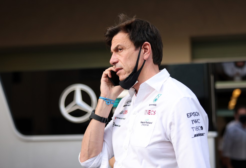 Toto Wolff fala ao celular no fim de semana do GP de Abu Dhabi, encerramento da temporada 2021 — Foto: Irwen Song ATPImages/Getty Images