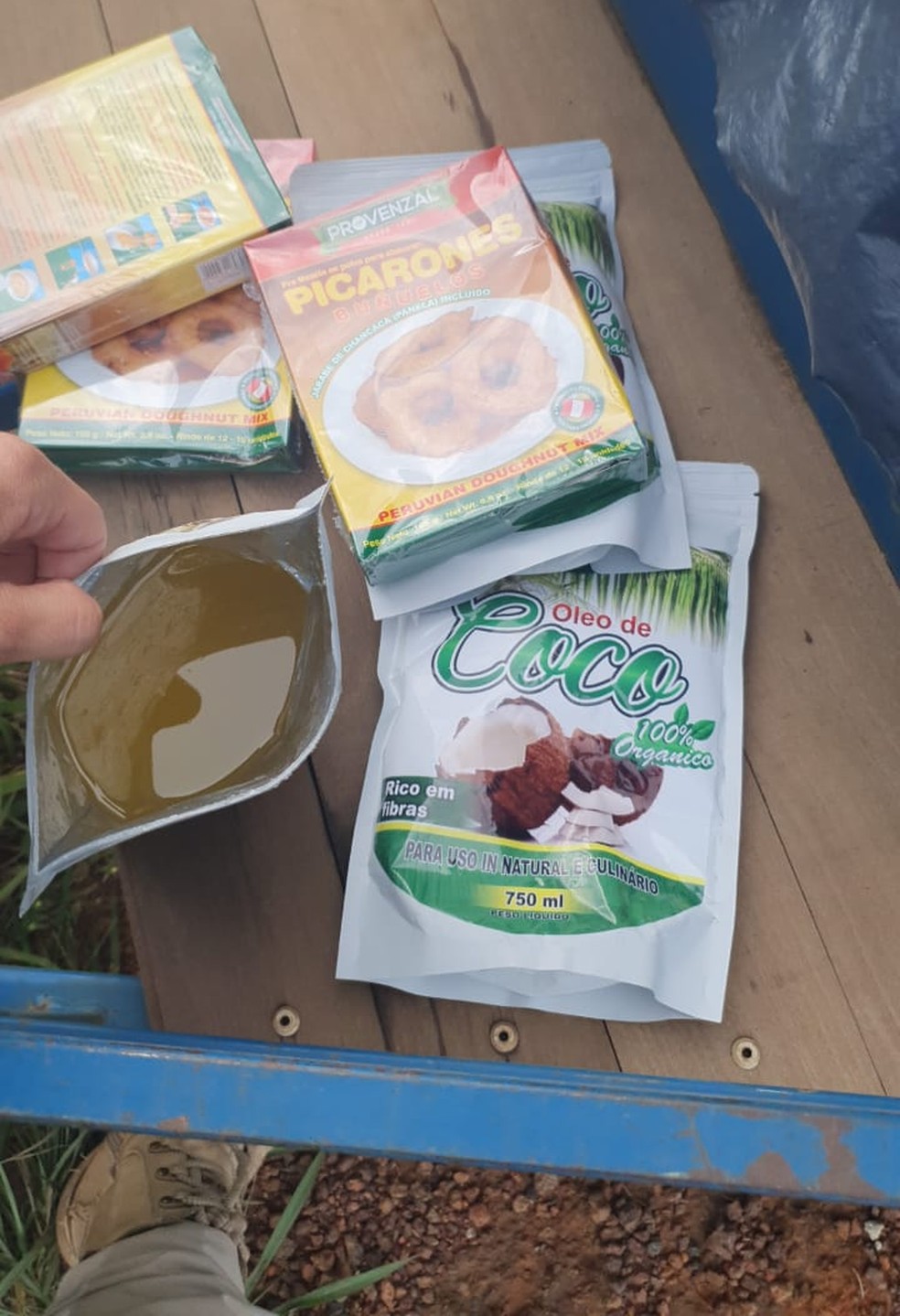 Droga foi achada em formato de substância líquida e pastosa dentro de pacotes de óleo de coco — Foto: Arquivo/PRF-AC