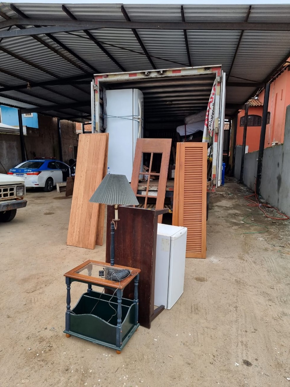 Móveis, eletrodomésticos e materiais de obra furtados foram encontrados em caminhões em Búzios — Foto: Divulgação/PM