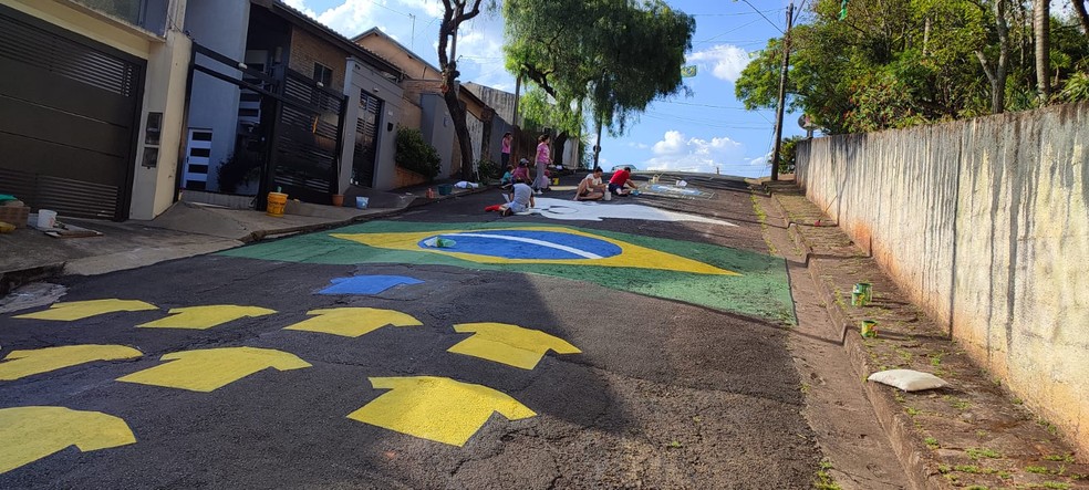 Moradores de Botucatu pintam e enfeitam ruas para a Copa do Mundo — Foto: Valdemar dos Santos/Arquivo pessoal