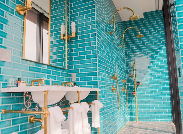 Os azulejos azuis dão um ar descolado ao banheiro (Foto: Williamsburg Hotel/ Reprodução)