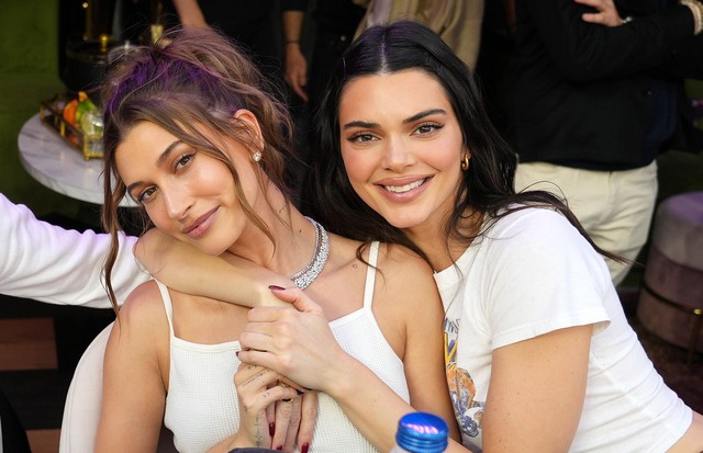 INGLEWOOD, CALIFORNIA - FEBRUARY 13: Hailey Bieber and Kendall Jenner attend Super Bowl LVI at SoFi Stadium on February 13, 2022 in Inglewood, California. (Photo by Kevin Mazur/Getty Images for Roc Nation) (Foto: Getty Images for Roc Nation)