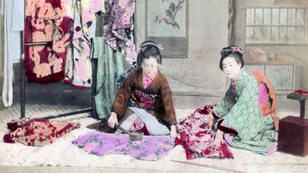 Foto de arquivo de mulheres confeccionando quimonos — Foto: Getty Images via BBC