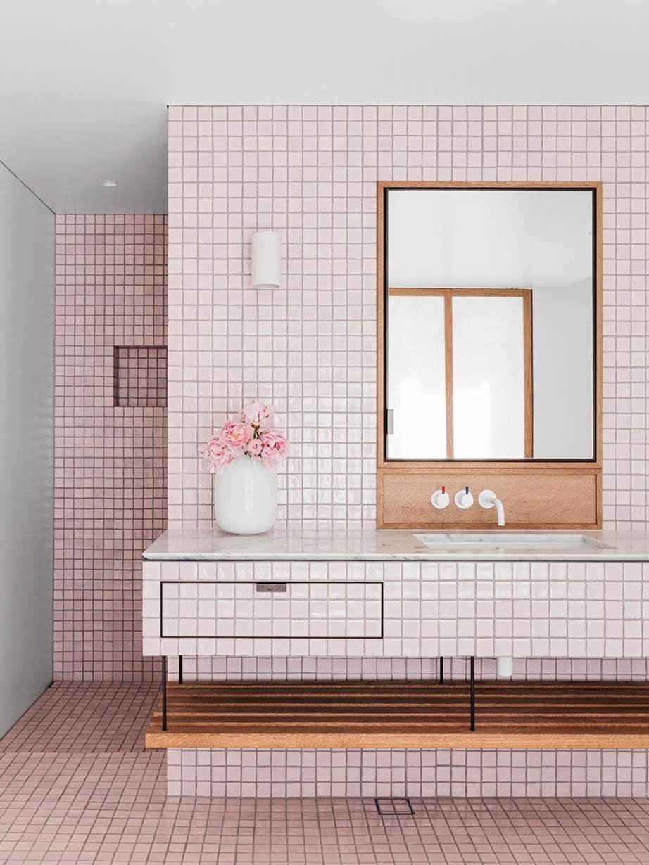 Décor do dia: banheiro com piso, paredes e bancada com revestimento rosa (Foto: Reprodução Pinteres)
