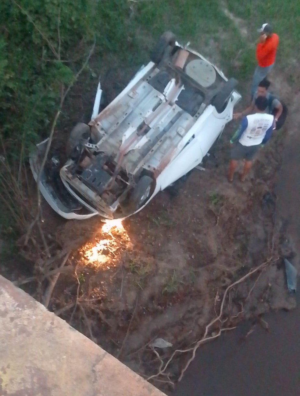 Estado do veículo, que capotou após cair de uma ponte. — Foto: Cedida/PM