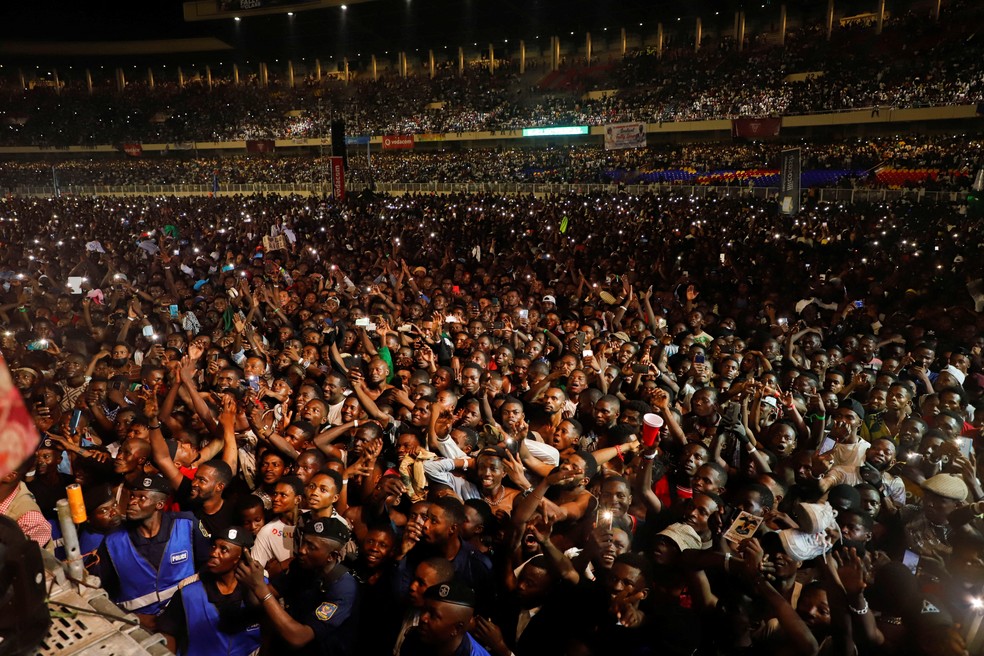 Multidão se reúne no estádio dos Mártires para o show do cantor congolês Fally Ipupa, onde pessoas foram mortas por causa da superlotação, no dia 29 de novembro de 2022 — Foto: REUTERS/Paul Lorgerie