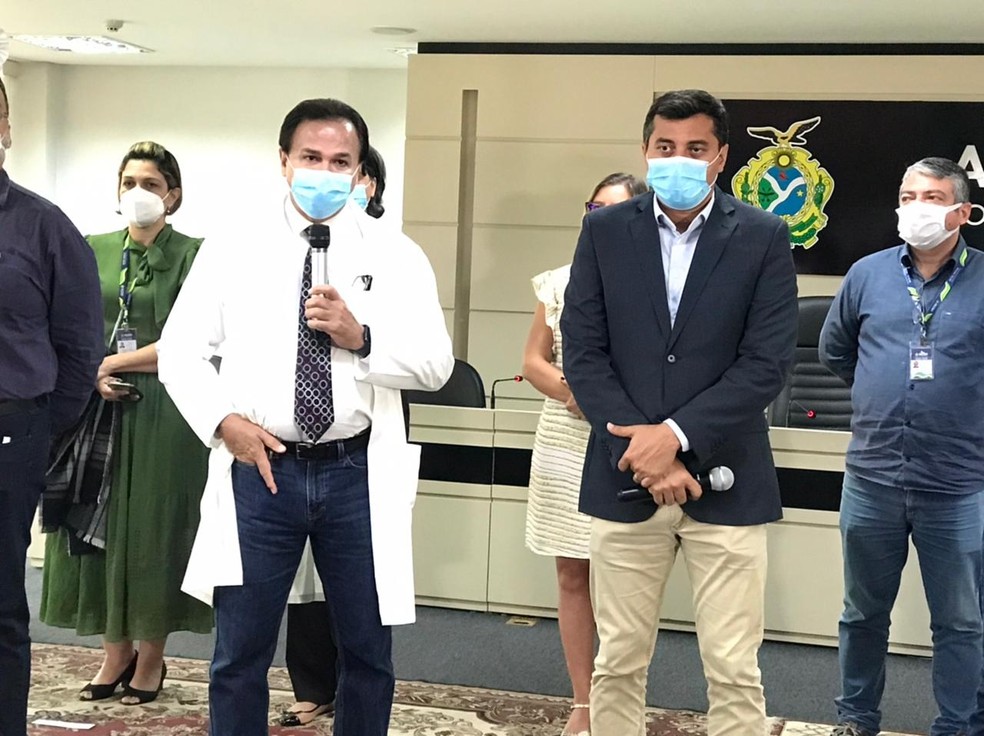 Governador Wilson Lima (dir.) ao lado do novo secretário de Saúde do Amazonas, o médico Anoar Samad — Foto: Jucélio Paiva/Rede Amazônica