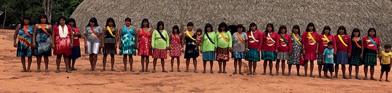 Mulheres da etnia Ikpeng, no Xingu, coletam as sementes que são utilizadas para recompor a mata ciliar em fazendas de Mato Grosso (Foto: Neide Duarte)