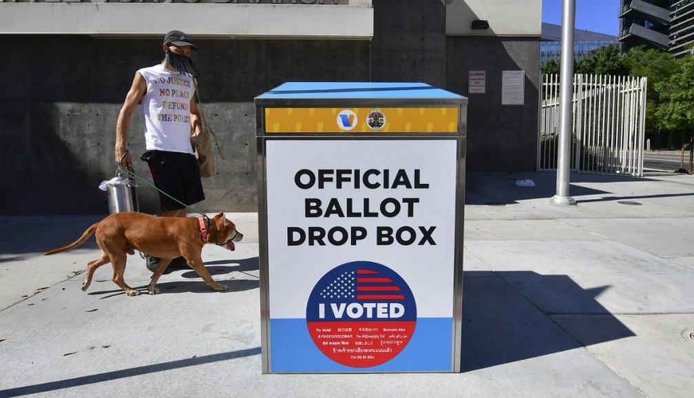 Imagem de uma das urnas piratas instaladas pelo Partido Republicano na Califórnia — Foto: Frederic J. Brown / AFP