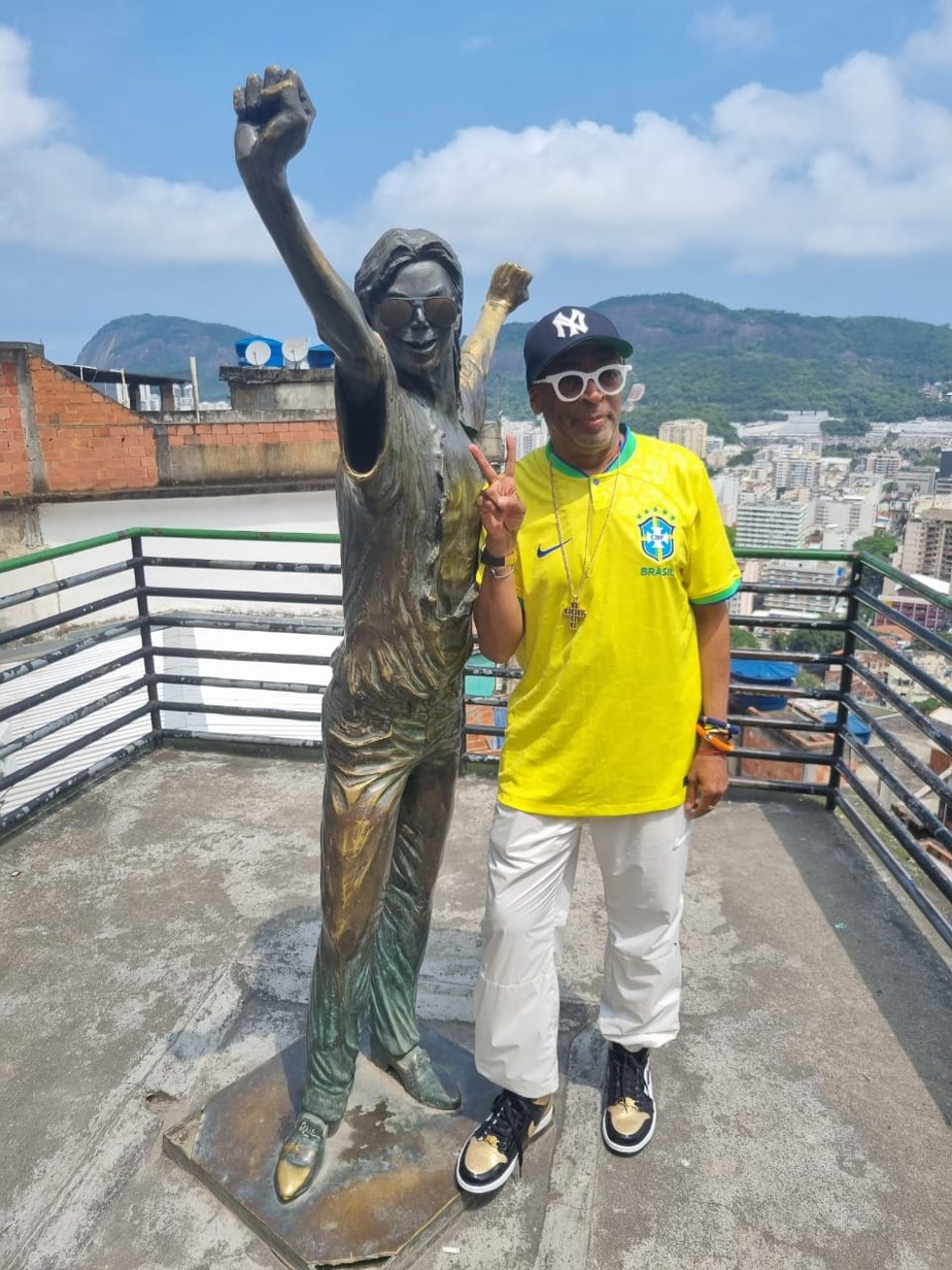 Spike Lee posa ao lado de estátua de Michael Jackson, no Rio