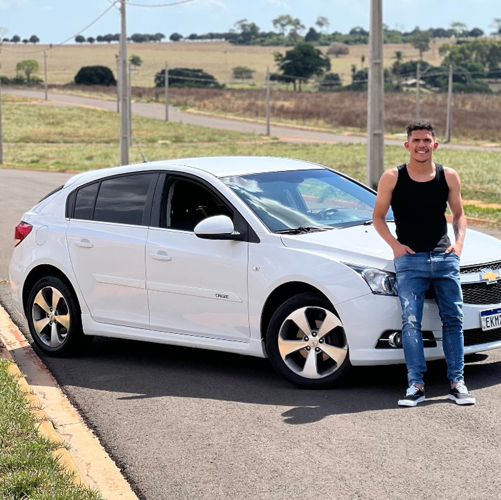 Gabriel Tota, ex-Juventude e atualmente no Ypiranga-RS. Seu carro, um Chevrolet Cruze, custa a partir de R$ 148,6 mil — Foto: Reprodução/Redes sociais