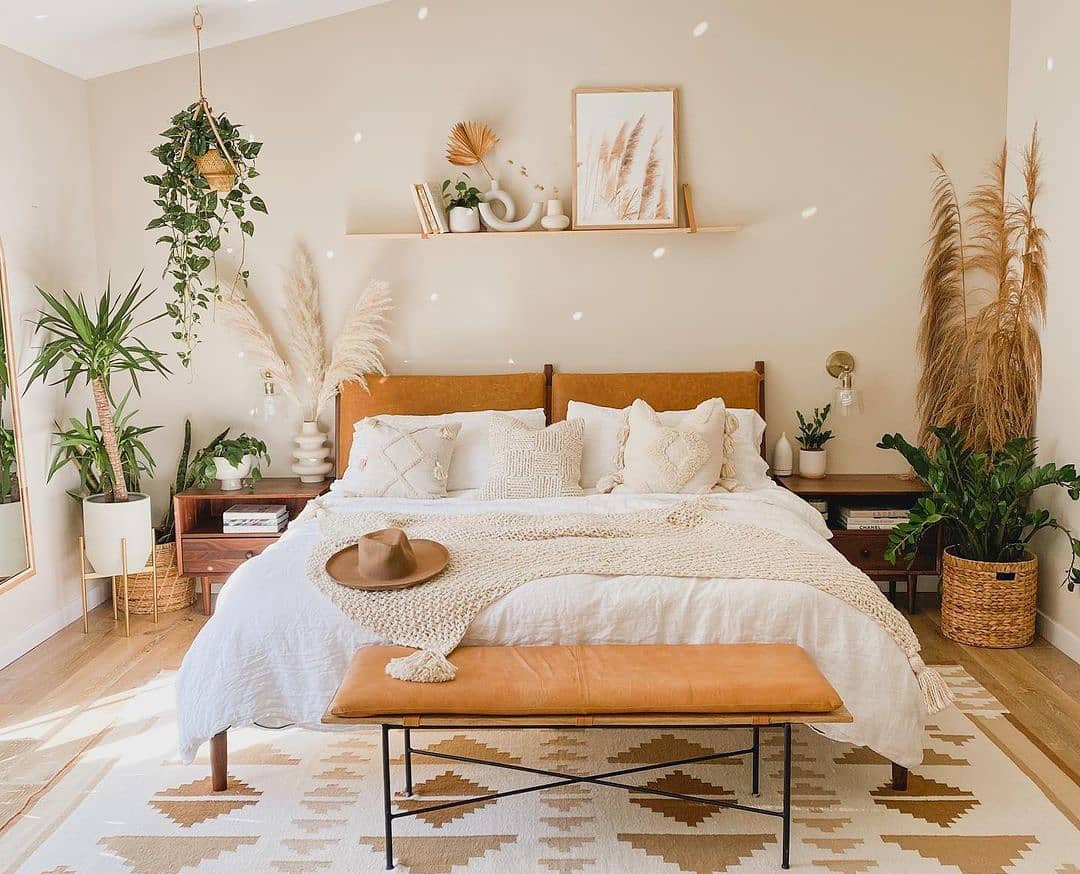 As plantas inseridas no quarto têm o poder de purificar o ar e promover bem-estar. Projeto do Jenn Square Interiors (Foto: Instagram / @indoorhappiness / Reprodução)