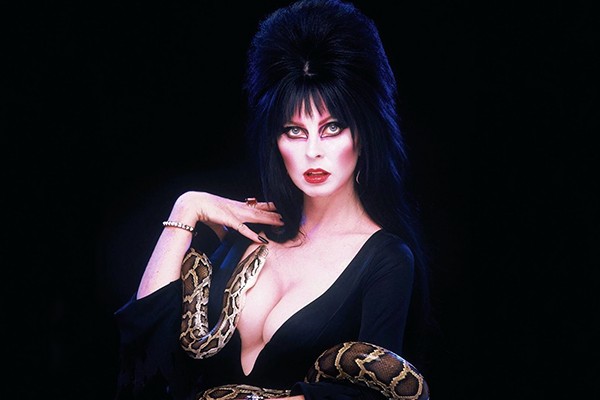 Cassandra Peterson como Elvira, a Rainha das Trevas (Foto: reprodução instagram)