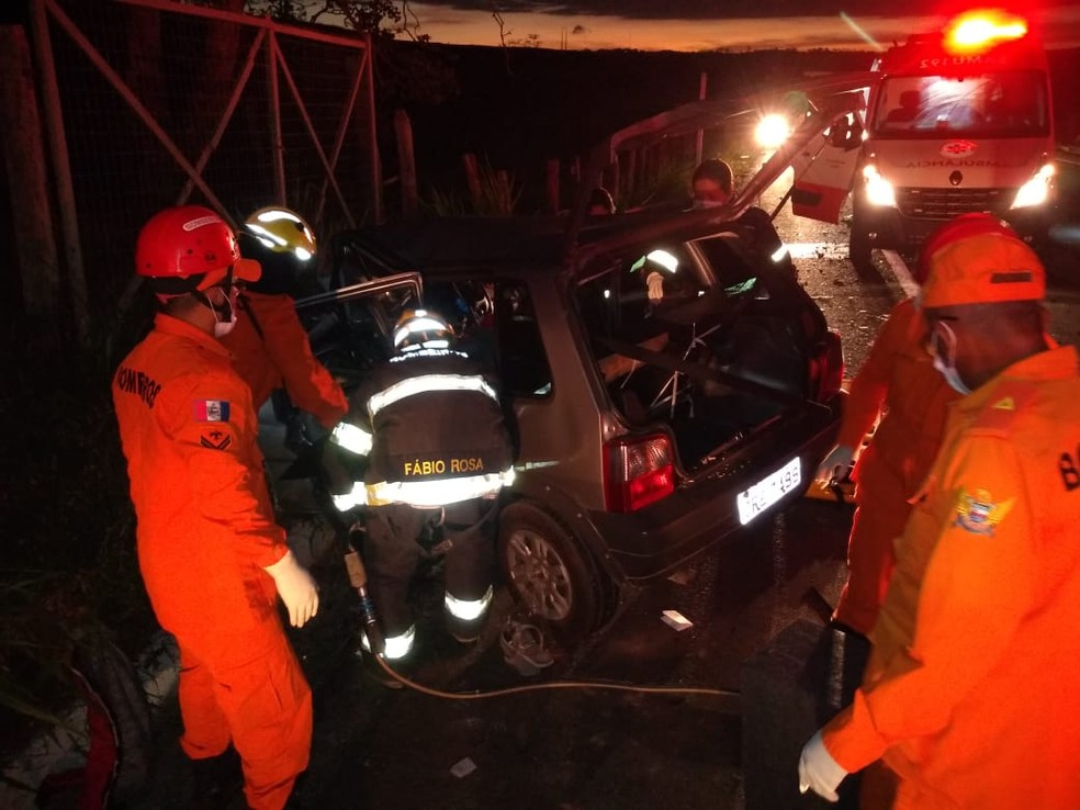 Corpo de Bombeiros retirou vítima que estava presa às ferragens — Foto: Corpo de Bombeiros