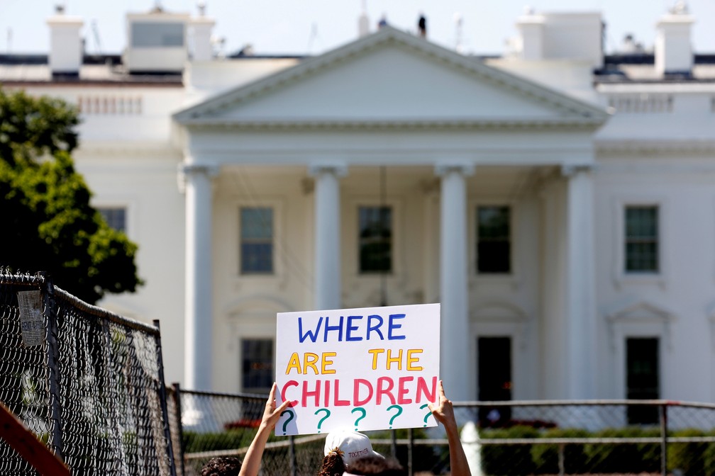 Manifestante na frente da Casa Branca, em Washington (Foto: Joshua Roberts/Reuters)