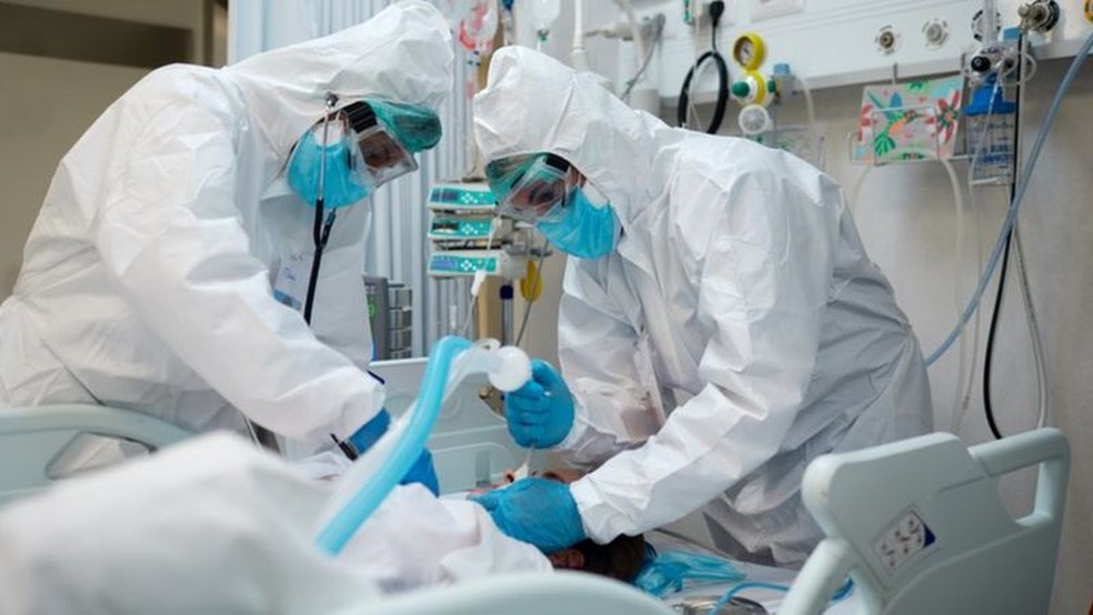Segundo secretário municipal de saúde de SP, jovens estão chegando aos hospitais e sendo intubados em menos de 24 horas — Foto: GETTY IMAGE