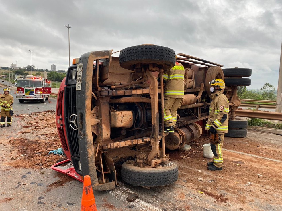 Caminhão tomba na DF-459, nesta quarta-feira (28) — Foto: CMBDF/Divulgação