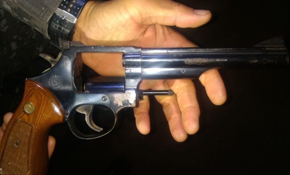 Arma calibre 357 usada por bandido em confronto — Foto: Choque/ Reprodução