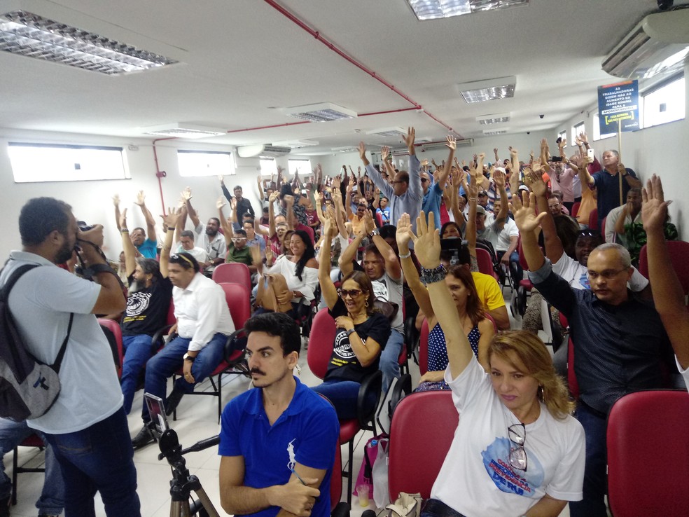 Policiais civis e penais durante assembleia que definiu pela paralisação nesta segunda-feira (27) — Foto: Divulgação/Sinspeb