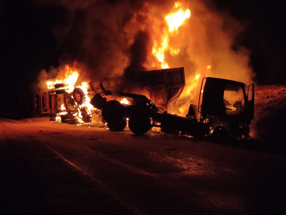 Motorista morre após caminhões pegarem fogo na BR-153 em Paraíso — Foto: Divulgação/PRF