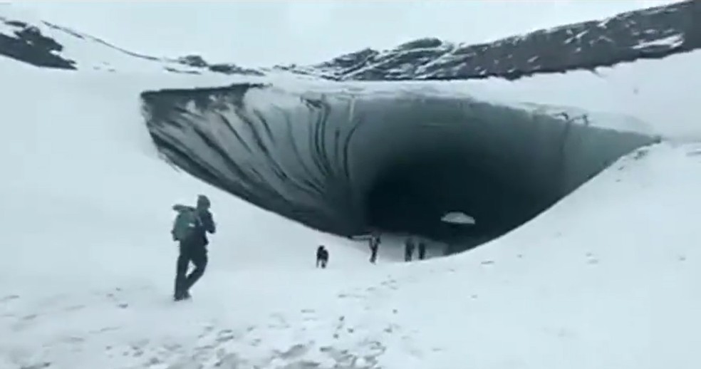 Vídeo mostra turistas entrando na Cueva de Jimbo, na Argentina, onde a queda de bloco de gelo matou um brasileiro — Foto: Reprodução/Redes Sociais