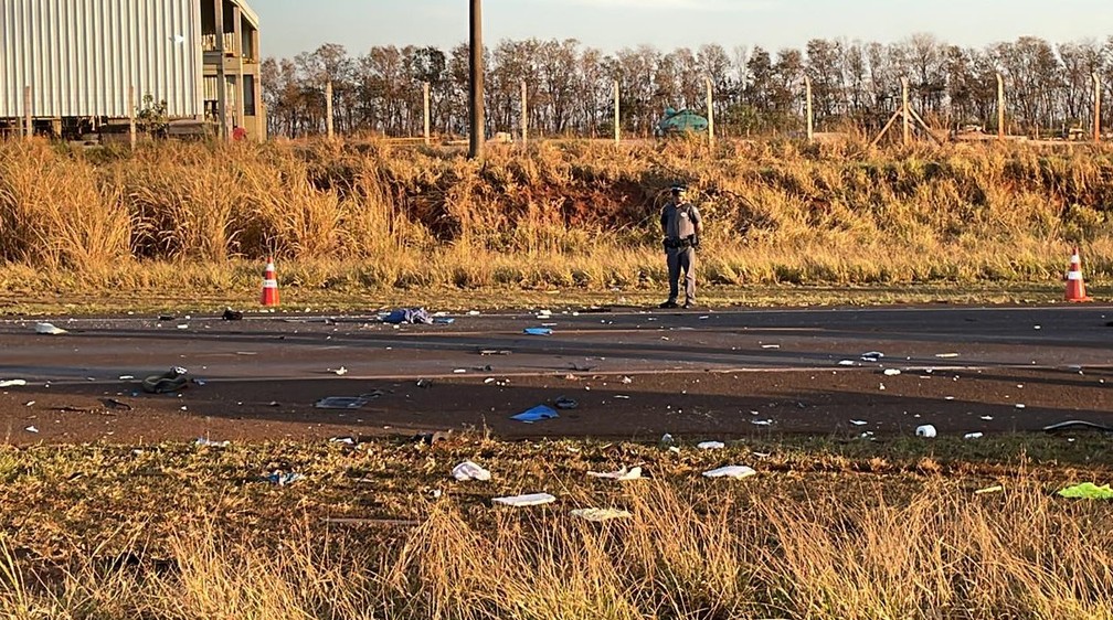 Acidente entre carros mata três pessoas na SP-257 em Américo Brasiliense — Foto:  Gabriela Martins/acidade on
