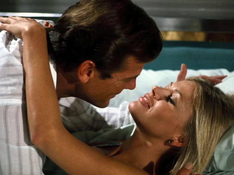 Britt Ekland e Roger Moore em cena de 007 contra o Homem com a Pistola de Ouro (1973) (Foto: Reprodução)