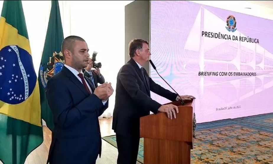 Jair Bolsonaro em reunião com embaixadores