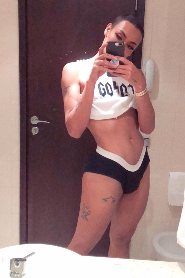 Pabllo Vittar posa sexy em frente ao espelho (Foto: Reprodução/Instagram)