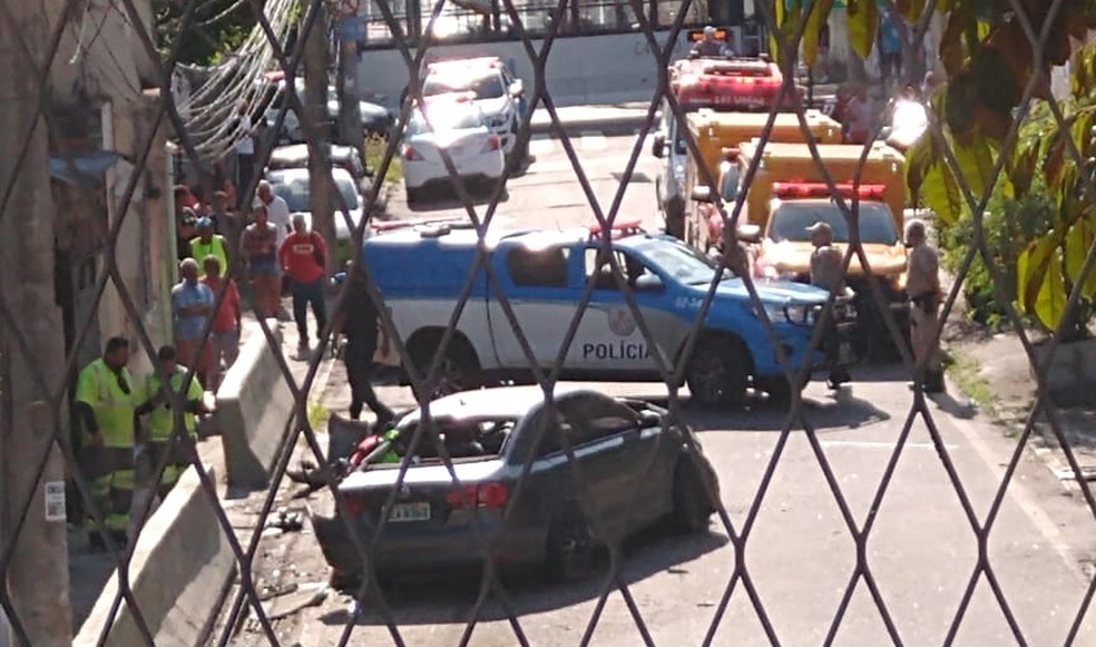 Carro bateu na Saída 2 da Linha Amarela, na Zona Norte do Rio — Foto: Reprodução/Redes sociais