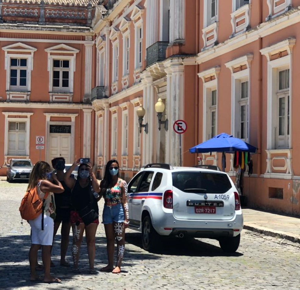 Turistas passeiam pelo Terreiro de Jesus, no Centro Histórico de Salvador — Foto: Valma Silva/ G1 BA