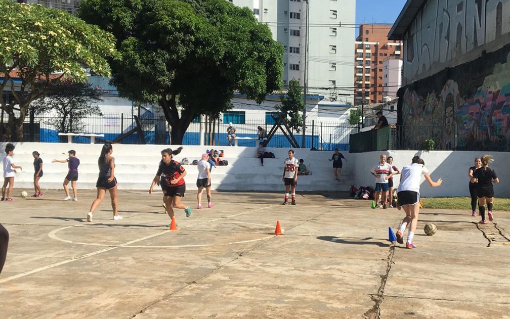 Treino das mulheres é orientado por duas treinadoras — Foto: Gabriela Gonçalves/G1