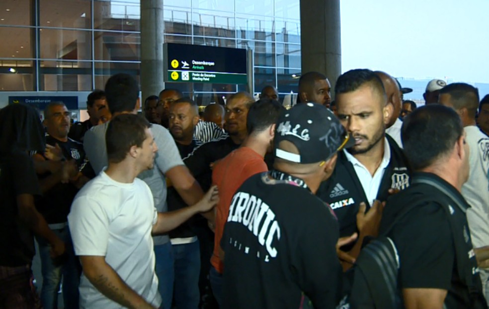 Bob também é cobrado por muitos torcedores (Foto: Carlos Velardi / EPTV)