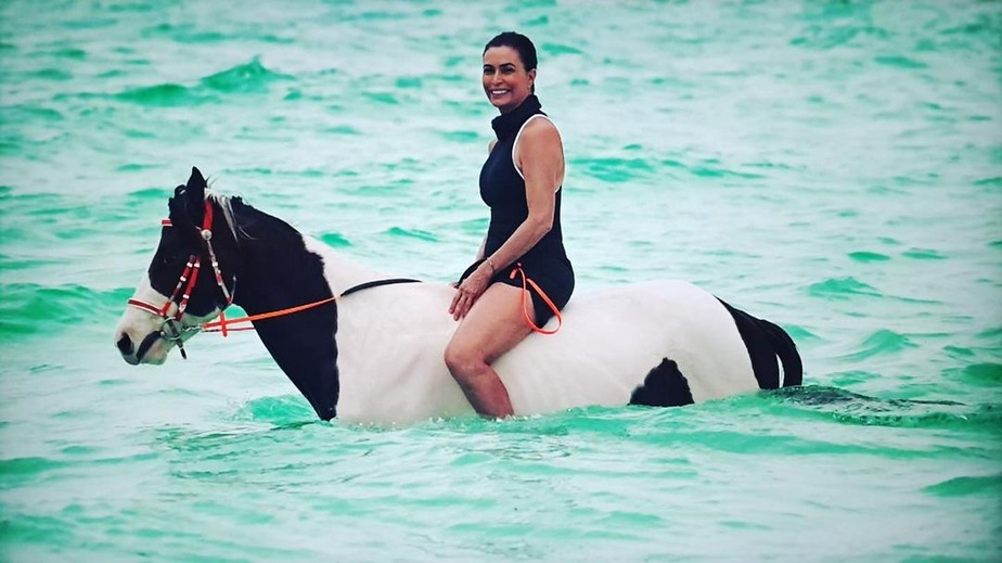 Giuliana Morrone posta foto andando de cavalo no mar: 'Um árabe me levou para passear'