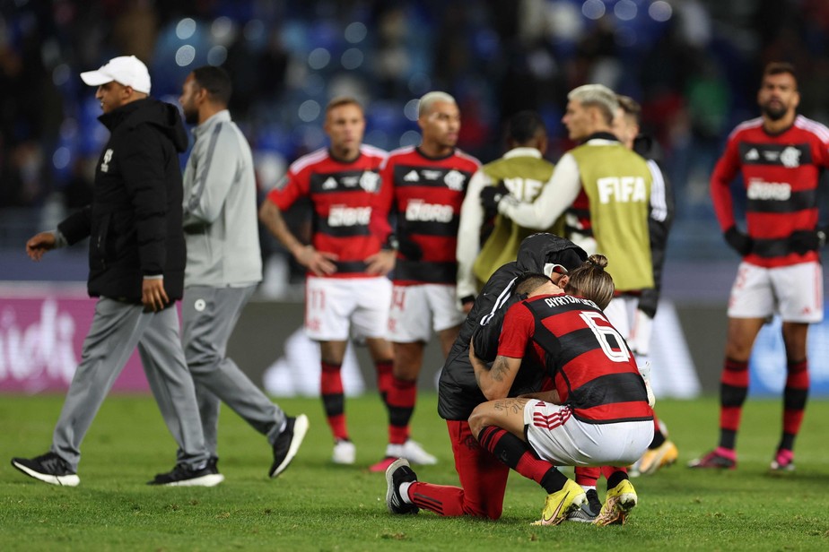 Jogadores de Flamengo se abraçam após derrota para o Al-Hilal