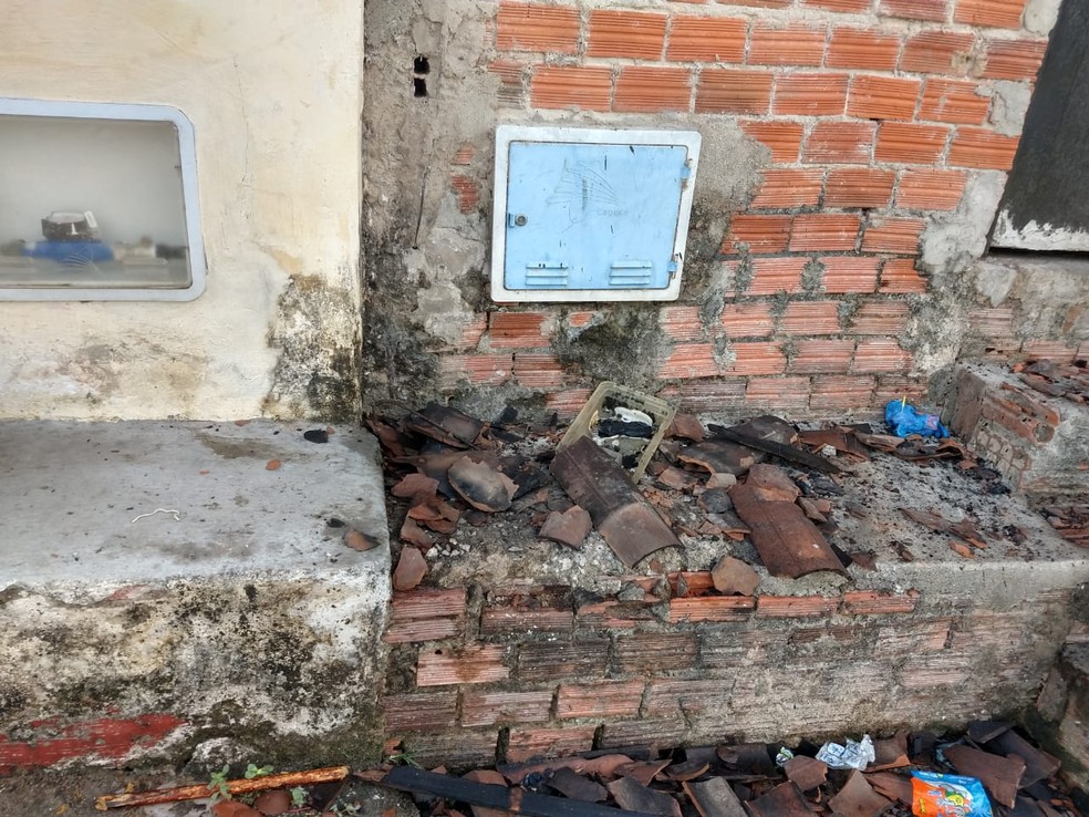  O fogo deixou o telhado parcialmente destruÃ­do, alÃ©m da tubulaÃ§Ã£o e o sistema de registro de Ã¡gua danificados â€” Foto: Halisson Ferreira