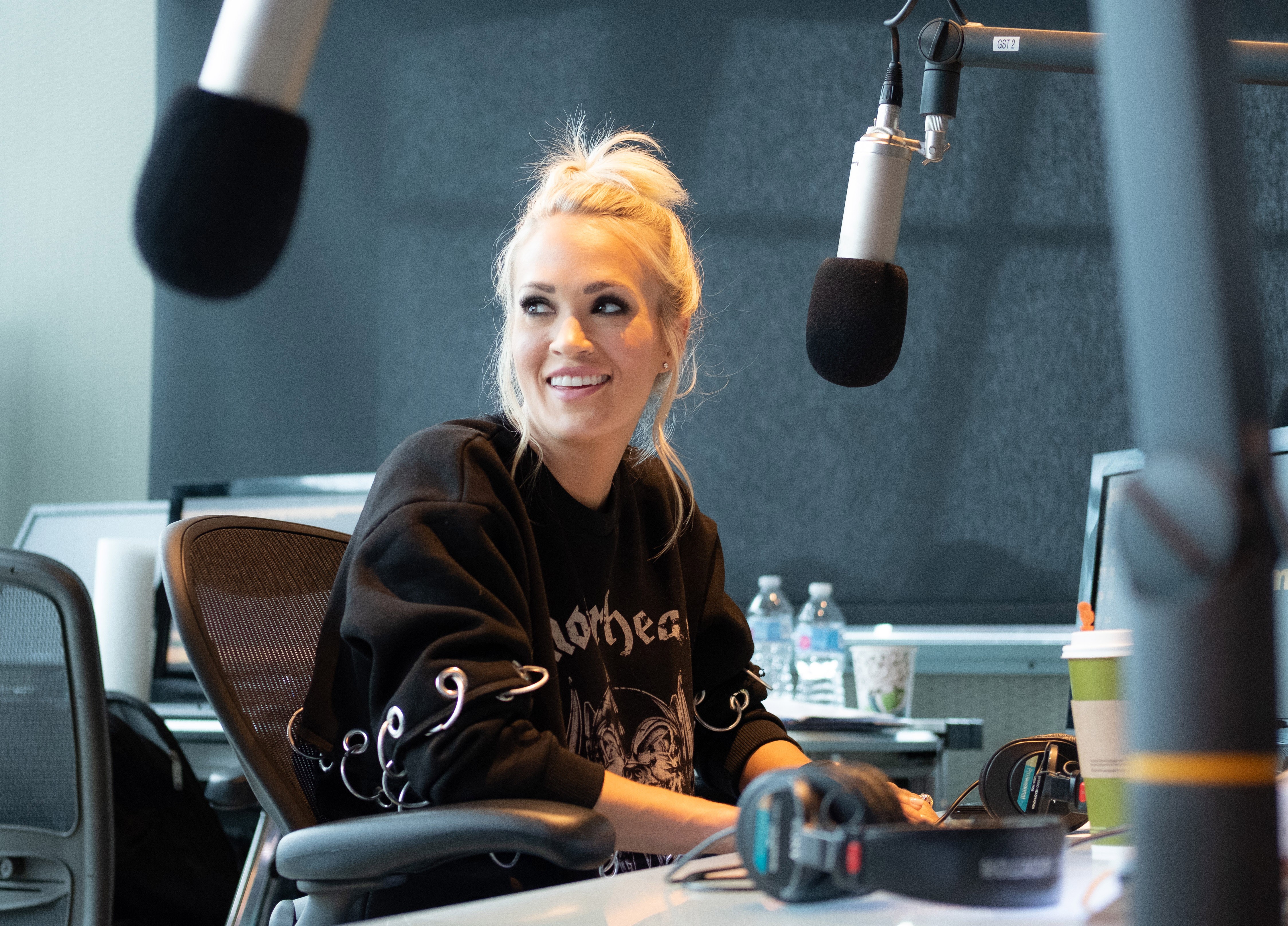 A cantora Carrie Underwood no programa de rádio no qual falou sobre o acidente sofrido por ela (Foto: Getty Images)