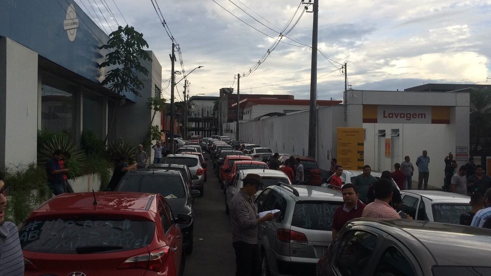 Carros de motoristas de aplicativos fecharam vias no entorno (Foto: Rafael Campos/Rede Amazônica)