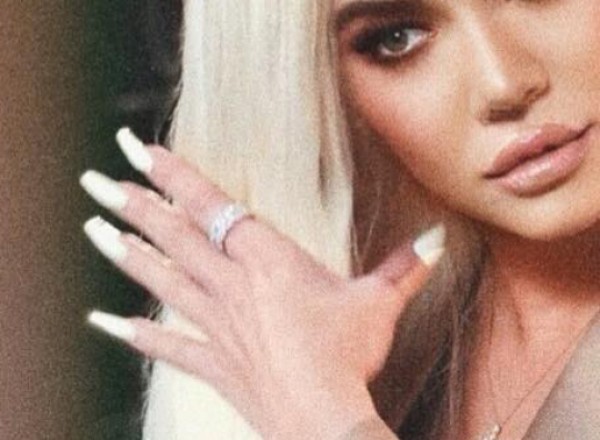 Veja a falha no polegar de Khloé Kardashian  (Foto: Reprodução Instagram)