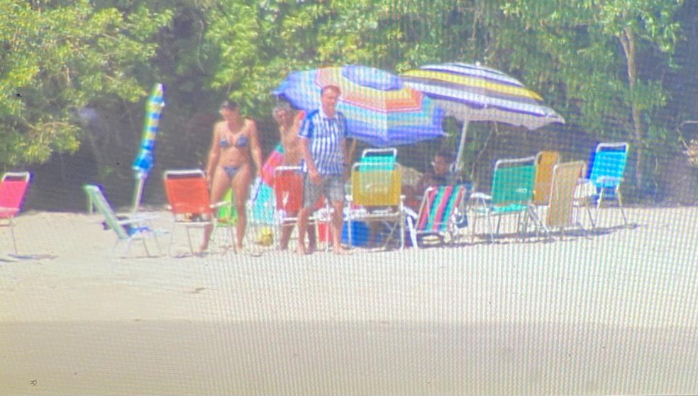 Bolsonaro e a primeira-dama, Michelle Bolsonaro, na praia em SC às vésperas do réveillon — Foto: Marcos Schmitt/NSC TV