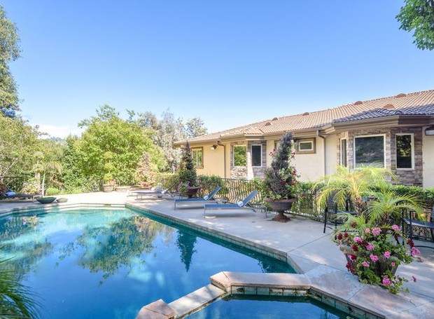 A casa de Kris Jenner tem piscina e hidromassagem (Foto: Aaron Hoffman/ Reprodução)