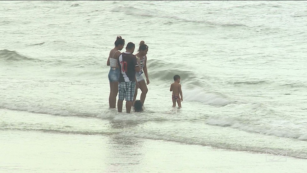 Apesar do risco de contaminação, a família da Ádria viajou até São Luís e banhou na praia (Foto: Reprodução/TV Mirante)