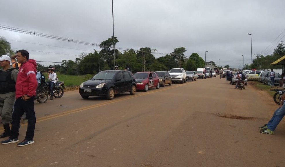 Congestionamento se formou na rodivia e atrapalha quem passa pelo local — Foto: Alcinete Gadelha/G1