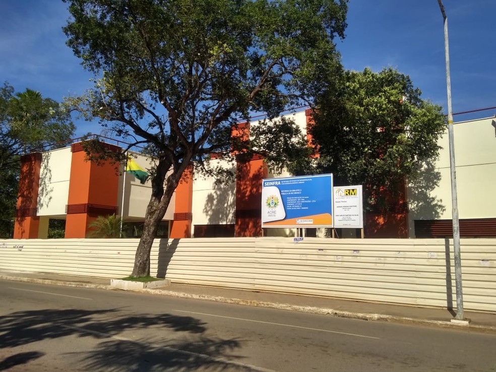 Biblioteca Pública Estadual está em reforma desde janeiro deste ano, em Rio Branco — Foto: Alcinete Gadelha/G1